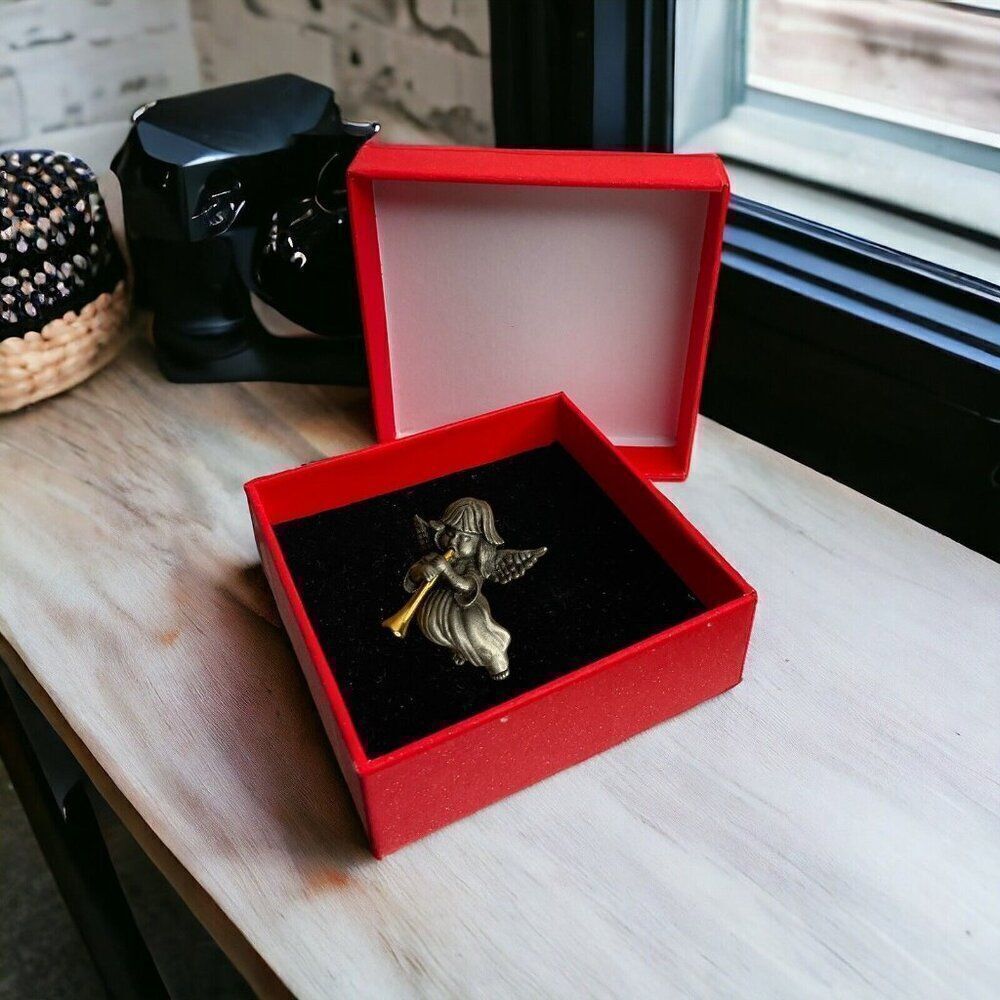 Vintage Dona Unisex Brooch/Pin Cherub Angel